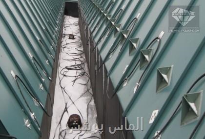  سیستم ذوب برف/برف گیر/ پله/بر روی سقف زیپ پانل  شرکت الماس پوشش کابل حرارتی خود تنظیمSelf regulatingکابل حرارتی خودتنظیم شامل یک ماتریس نیمه رسانا بین دو هادی است که جریان الکتریکی آن اعمال می‌شود. مقاومت الکتریکی ماتریس هنگامی که دمای آن افزایش می‌یابد، افزایش می‌یابد تا زمانی که کابل با محیط خود به تعادل حرارتی برسد. هنگامی که درجه حرارت ثبات می‌یابد، مقاومت کابل به حداکثر خود می‌رسد و مصرف انرژی کم است. کابل مشابه بسیاری از عناصر گرمایشی است که به طور موازی عرضه می‌شود: بنابراین قدرت گرمای آن به طول آن وابسته نیست. 